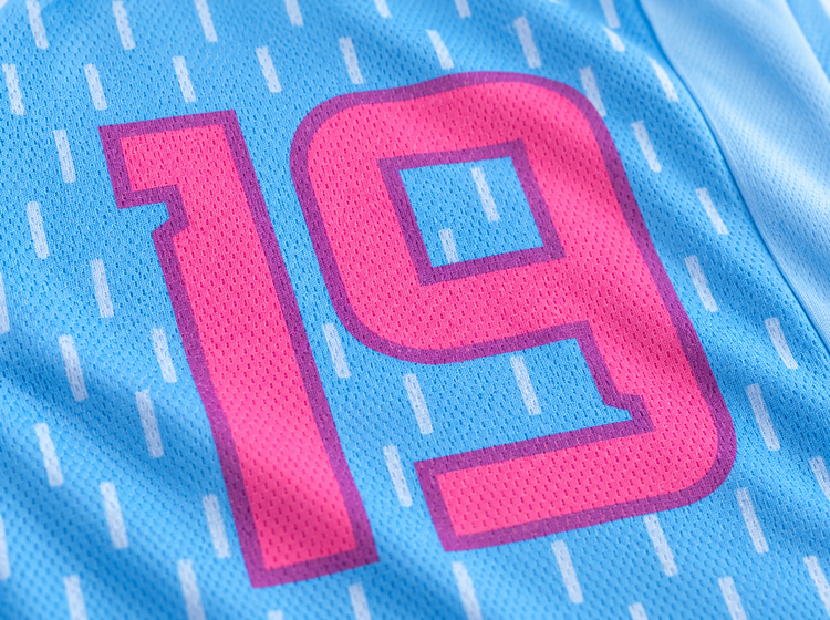 Close-up van rugnummer 19: de print zit in de stof van het Lamine Yamal shirt